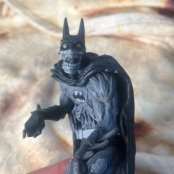 Zombie Batman statue - Picture 6 of 9